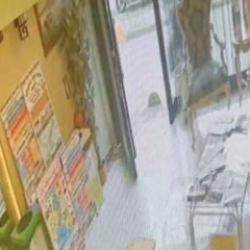 Fatih'te zehirlenme faciası: İlaçlama yapan çalışanın otele girdiği anlar!