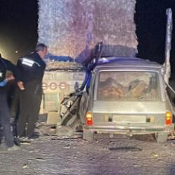 Otomobil tırın altına girdi! Karı-koca olay yerinde can verdi