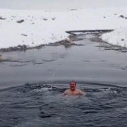 Karlı havada suya girdi! O anlar izleyenleri titretti