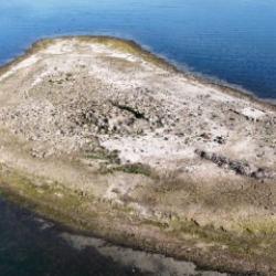 Sapanca Gölü'nde sular çekilince tarihi kesme taşlar ve mermerler görüldü