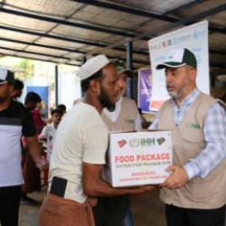 Türkiye’den Arakanlı mültecilere yardım: 350 aileye kumanya dağıtıldı