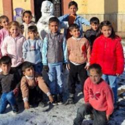 Yılın ilk kardan adamını ilkokul öğrencileri yaptı