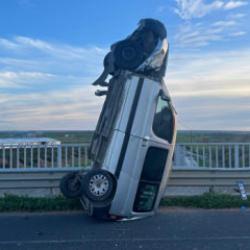 Tekirdağ'da ilginç kaza: Bariyere çarpan araç dik durdu!