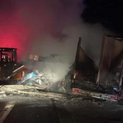 D-100'de TIR alev aldı! Ulaşım aksadı