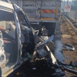 Feci kaza: Park halindeki kamyona çarptı: 3 kişi hayatını kaybetti