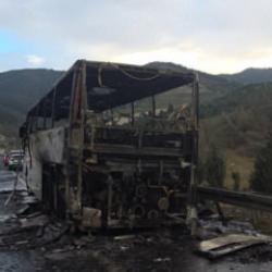 İstanbul-İzmir Otoyolu'nda yanan otobüs kullanılamaz hale geldi