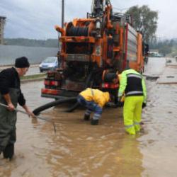 İzmir'i sağanak vurdu: Rüzgar nedeniyle cami minaresi devrildi