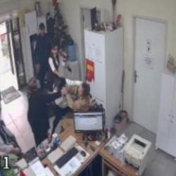 Pendik'te belge krizi! Muhtarı evire çevire dövdü!