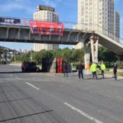 İstanbul'da TIR üst geçide çarptı: Yol trafiğe kapatıldı!