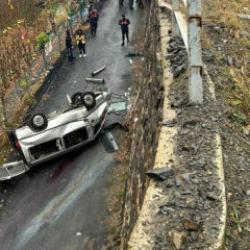 Artvin'de kahreden kaza! Virajda kontrolünü kaybedip refüjden uçtu: 3 ölü