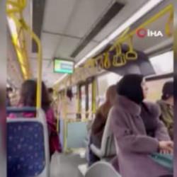İETT otobüsünde yağmur yağdı, yolcular şemsiye açtı