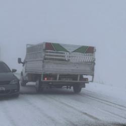 Kars-Göle kara yolunda kar ve sis ulaşımı olumsuz etkiliyor