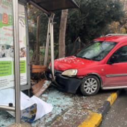 Park halindeyken hareket eden hafif ticari araç durağa çarptı