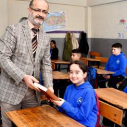 Silifke’de anlamlı hareket: Öğrencilere Kur’an-ı Kerim hediye edildi