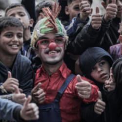 Gazzeli palyaço, acısına rağmen çocukları güldürüyor