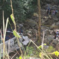 Kolombiya'da katliam gibi kaza! 20 metrelik uçuruma yuvarlandı: 16 ölü