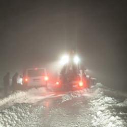 Muş'ta köy yolunda mahsur kalan 7 kişi kurtarıldı