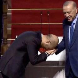 Ödül töreninde babasının elini öpen Bilal Erdoğan, o anları anlattı