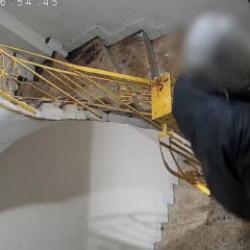 Yer: Esenler! Dairesinin önüne çöp döken kişi akrabası çıktı