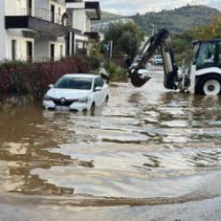 Bodrum'da sağanak caddeyi göle çevirdi: Bir evin istinat duvarı çöktü!