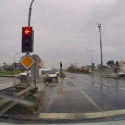 Büyükçekmece'de kırmızı ışık ihlali kazaya neden oldu; çarpışma kamerada