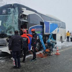 Erzincan'da yolcu otobüsü tıra çarptı: Yaralılar var