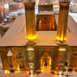 Erzurum’daki tarihi yapılar karla kaplandı