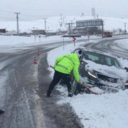 Bitlis'te zorlu kış şartlarında polislerden örnek müdahale