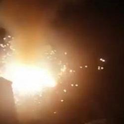 Arnavutköy'de elektrik kabloları bomba gibi patladı, mahalleli sokağa döküldü