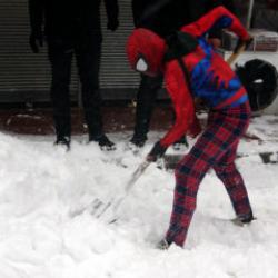 Görüntüler Van'dan: Örümcek adam kar küredi