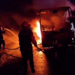 Adana'da seyir halindeki yolcu otobüsü alev alev yandı