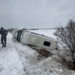 Elazığ'da karlı yolda feci kaza! Yolcu minibüsü şarampole uçtu: 9 yaralı