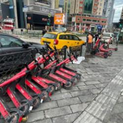 Fırtına uçurdu: Büfeler yerle bir oldu, ağaçlar devrildi, yürümek imkansız hale geldi