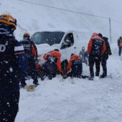 Hakkari'de çığ altında kalanlar kurtarıldı