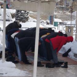 “Hava isterse -30 derece olsun” dediler cuma namazını dışarıda kıldılar