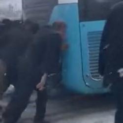 Kar nedeniyle yolda kalan otobüsün yardımına vatandaşlar yetişti