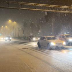 Son dakika: İstanbul'da beklenen kar yağışı başladı! Araçlar yolda kaldı