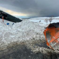 Van'da feci kaza! Kar küreme aracına çarpan yolcu otobüsü kara saplandı: 11 yaralı