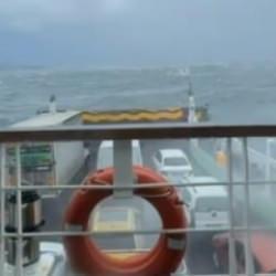 Fırtına feribotu sürükledi: Yüzlerce yolcu deniz ortasında mahsur kaldı