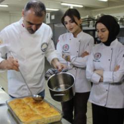Baklavada yeni tat: Antep fıstığı yerine meyve kullandılar