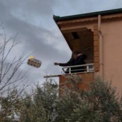 Bursa’da panik anları: Yanan eşyaları balkondan fırlattı