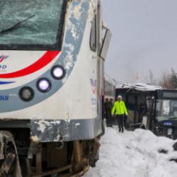 Diyarbakır'da korkunç kaza: Yolcu treniyle belediye otobüsü çarpıştı!