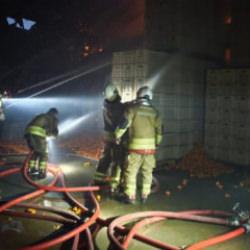 Fabrika alevlere teslim oldu: 60 işçi tahliye edildi, 1 işçi öldü