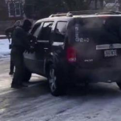 ABD ICE polisi göçmen operasyonunu izleyen kadını vurdu: Halk tepkili