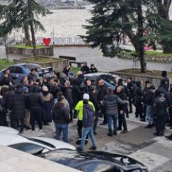 Zonguldak'ta babaanne ile 2 torunu öldürülmüştü! Duruşma çıkışında arbede çıktı