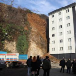 Trabzon'da heyelan: 6 katlı bina boşaltıldı!
