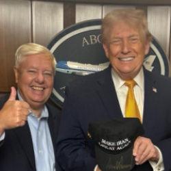 Trump'ın elindeki şapka ABD'nin gündemine oturdu