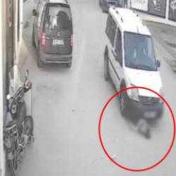 Bursa'da yola fırlayan çocuğa hafif ticari aracın çarptığı kaza kamerada