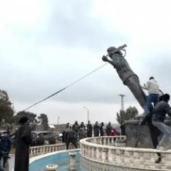 Suriye'de tarihi görüntüler: Terör örgütü YPG/SDG'nin heykelleri yıkıldı