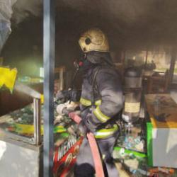 Elinde satırla kendini iş yerine kilitleyen pideci yangın çıkardı